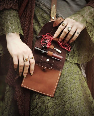 The Explorer's Cord Organizer - Faire Stock